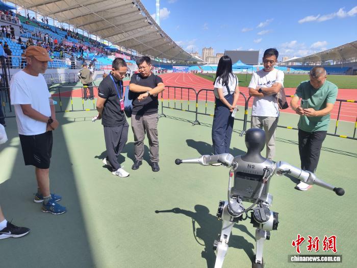 哈尔滨开启2025中国田径大师赛，设“人机同跑”