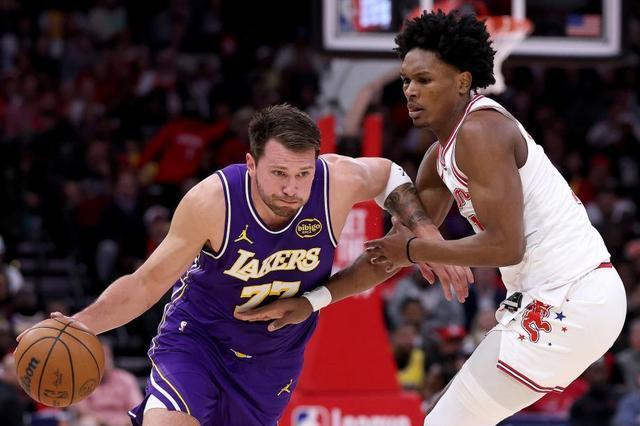 湖人客场力克火箭豪取七连胜 东契奇砍40+10助詹