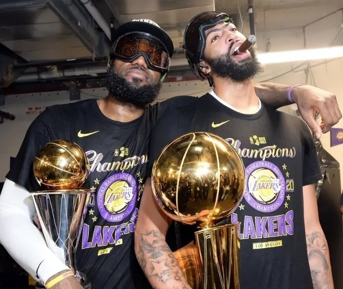 浓眉怒斥湖人突袭交易：六年功勋遭冷处理，未