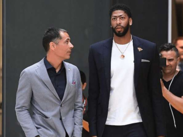 浓眉怒斥湖人突袭交易：六年功勋遭冷处理，未