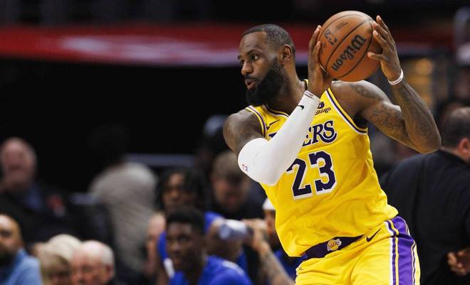 詹姆斯19次季后赛追平历史纪录 杜兰特14次冲击冠