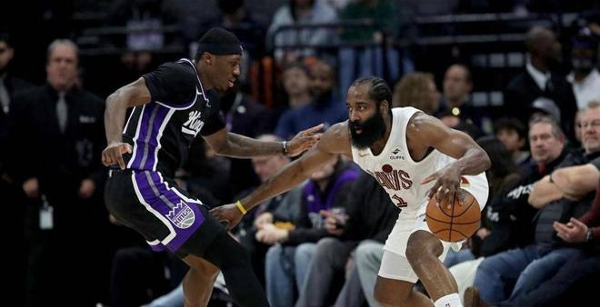 詹姆斯19次季后赛追平历史纪录 杜兰特14次冲击冠