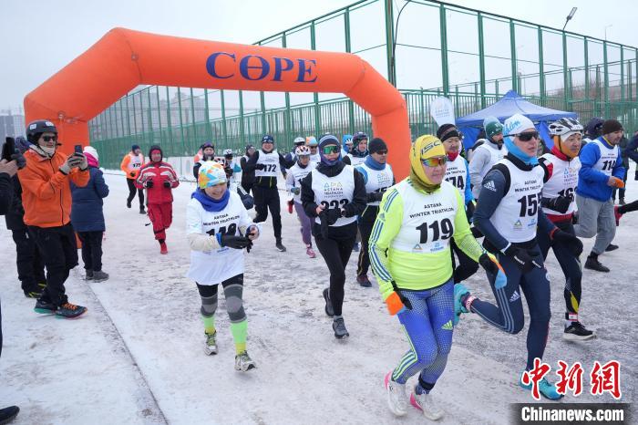 阿斯塔纳冬季铁人三项赛：寒潮中80余名选手共赴