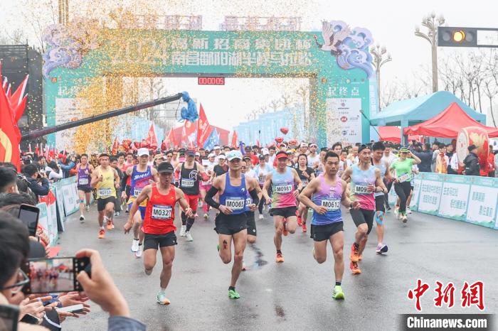鲤鱼洲管理处起点鸣枪，南昌鄱阳湖半程马拉松
