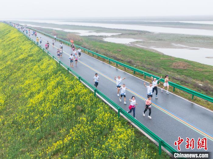 鲤鱼洲管理处起点鸣枪，南昌鄱阳湖半程马拉松